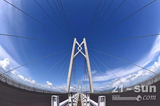 港珠澳大橋上的“中國(guó)結(jié)”造型橋塔